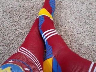 我穿着超级英雄袜的脚和腿
