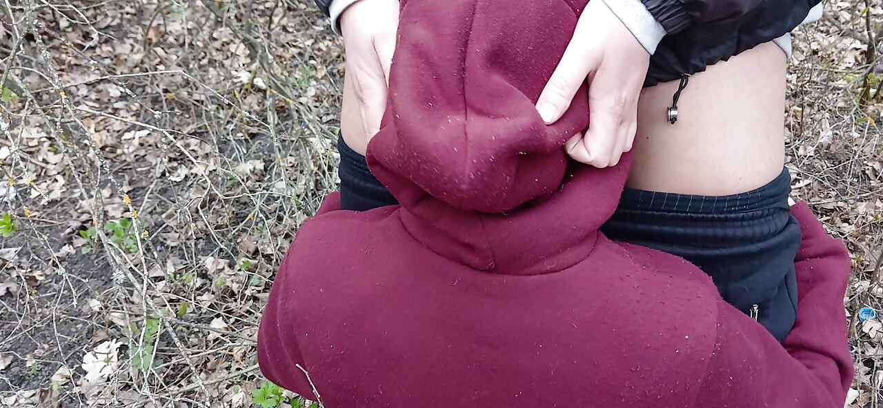 Eu faço xixi e fodo meu amante na boca na floresta para que minha esposa não nos pegue