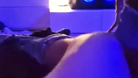 Perverser Schwiegervater genießt meine enge Muschi mitten in der Dunkelheit im Zimmer meines Freundes