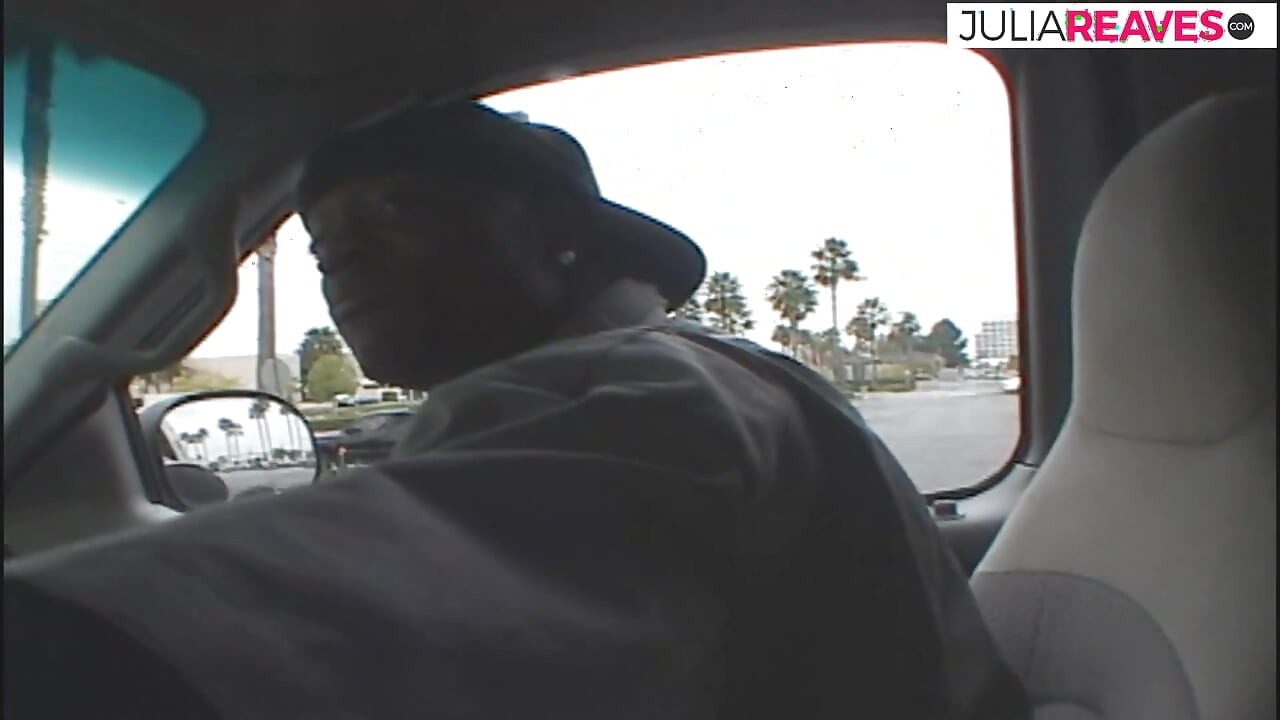 Ragazza sexy mangia sborra dopo essere stata scopata duramente da due cazzi enormi