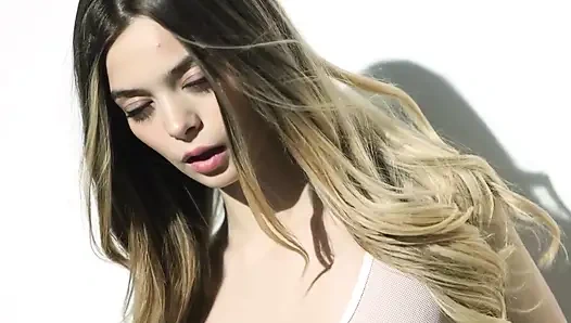 LESBIANX - спустился, никогда еще не чувствовал себя так хорошо - сессия лифта Bella и Olivia