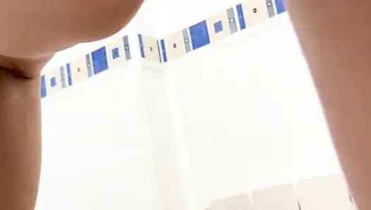 Körpermilch im weißen höschen