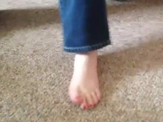 Schoonmoeder trekt haar sok uit om me haar tenen te laten zien
