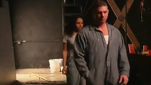 Dünne brünette spreizt die beine weit für pulsierendes schwanzhämmern