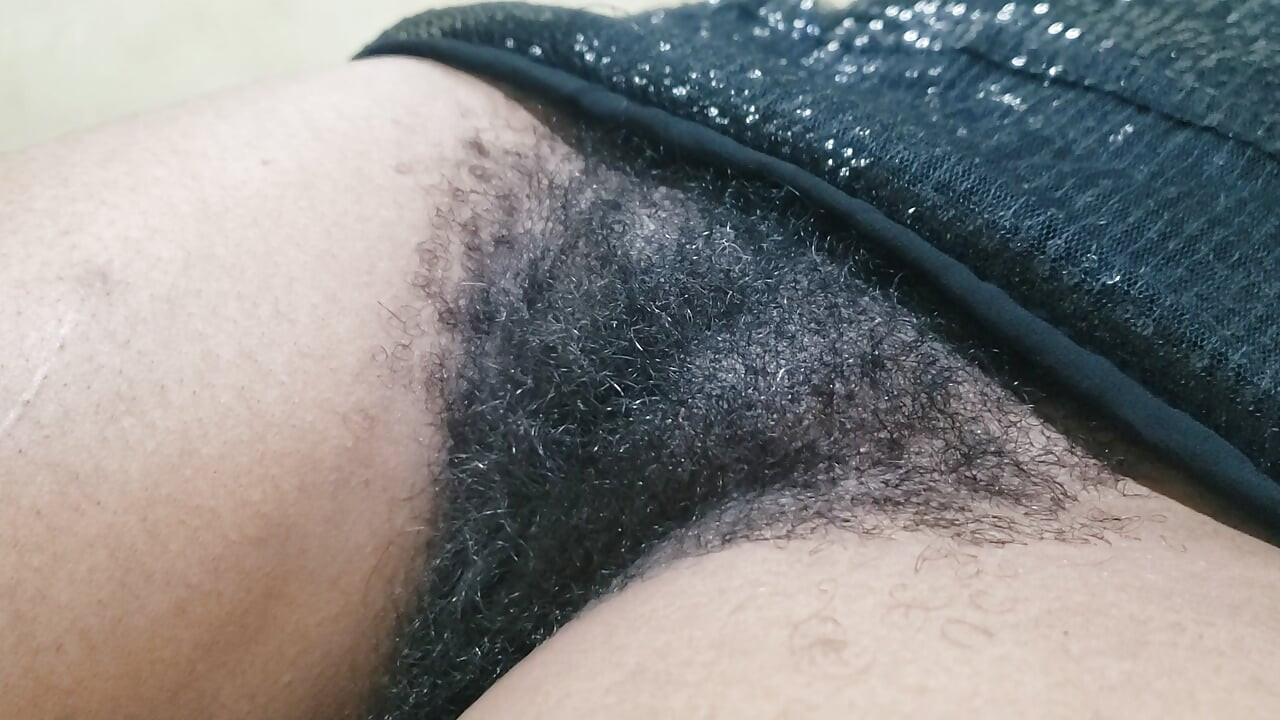 Μελαχρινή Milf με τριχωτό μουνί με οικεία γραφικά κοντινού πλάνου