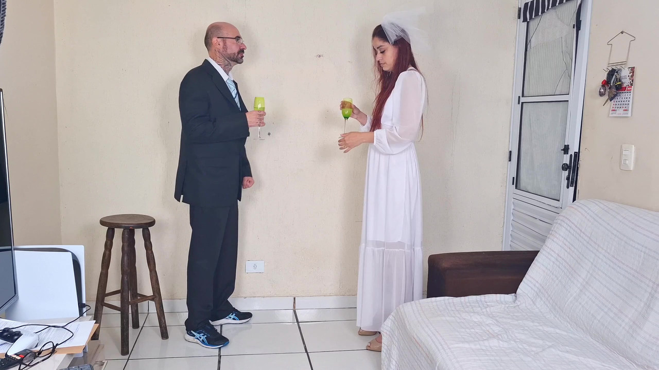 新婚新娘在拍照，而她的丈夫在外面等待