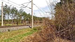 Naakte tieten bonzen rood op de treinrails