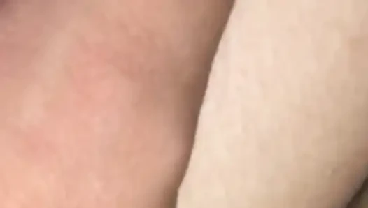 Fingering memek istriku sampai dia muncrat