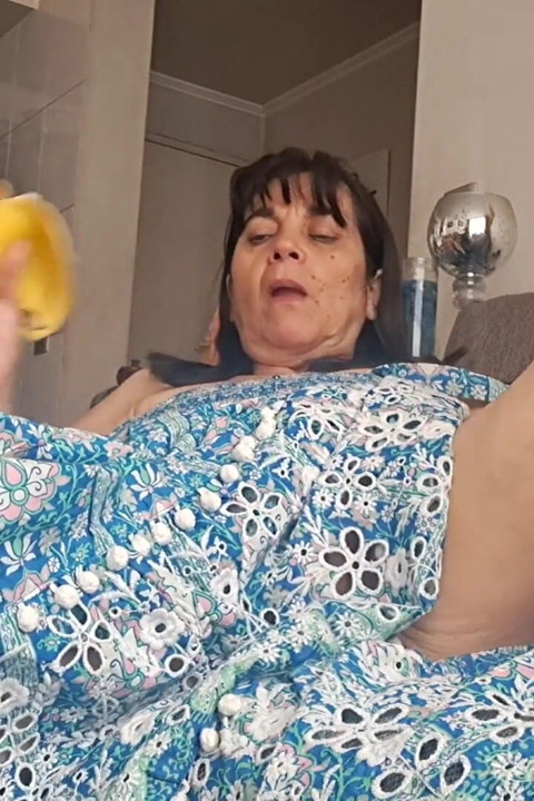 Mama vitregă în fotoliu atingându-și pizda