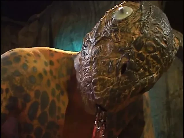 壮男勾引美女，然后无情地操她