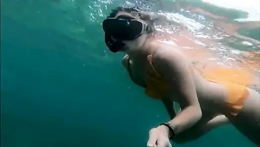 Snorkel snorkel: bikini ketat, topeng selam & teaser fin bawah air