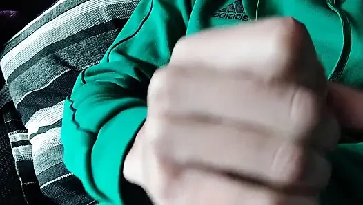 Büyük damarlı yarak boşalana kadar kanepede mastürbasyon yapıyor, biz film mi izliyoruz?