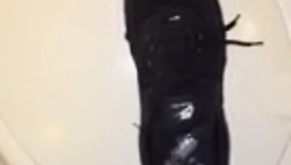 18 yaşındaki bff kuzeninin spor ayakkabılarına boşalmak