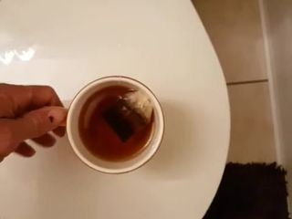 Mi puta haciendo un poco de té