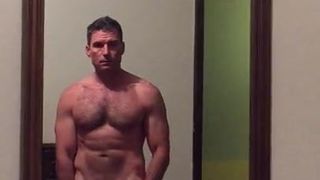Hombre musculoso desnudarse selfie video