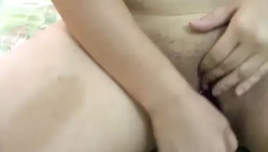 Cewek hot dengan toket besar ini lagi asik masturbasi memeknya pakai dildo di rumah sampai muncrat banyak banget!