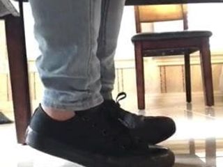 Чернокожая играет с обувью в черном, Converse Converse Предварительный просмотр