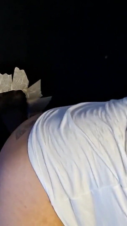 二人のブルネットのチンコに尻を与える |クリップ3