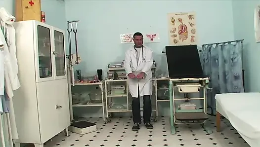 Счастливый доктор трахает сногсшибательную французскую куклу во время осмотра