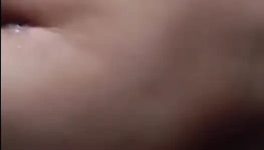 Aku membayar taruhan kepada pacarku berdiri dan bekerja sama