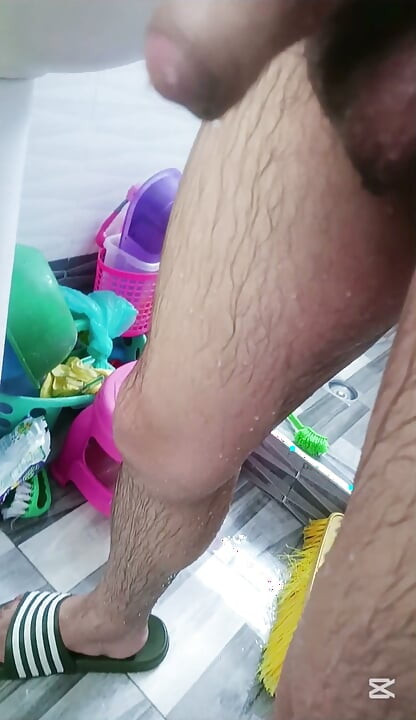 Bañándome el culo en la ducha