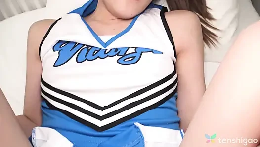 Mio Ichihara носит костюм чирлидерши для нас, пока мы трахаем пальцами ее киску