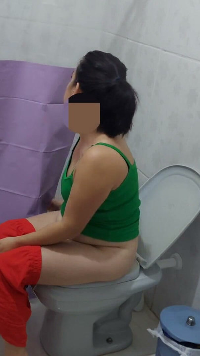 אמא חורגת שמה וילון בחדר האמבטיה רק כדי לראות את בנה החורג במקלחת | קליפ 1