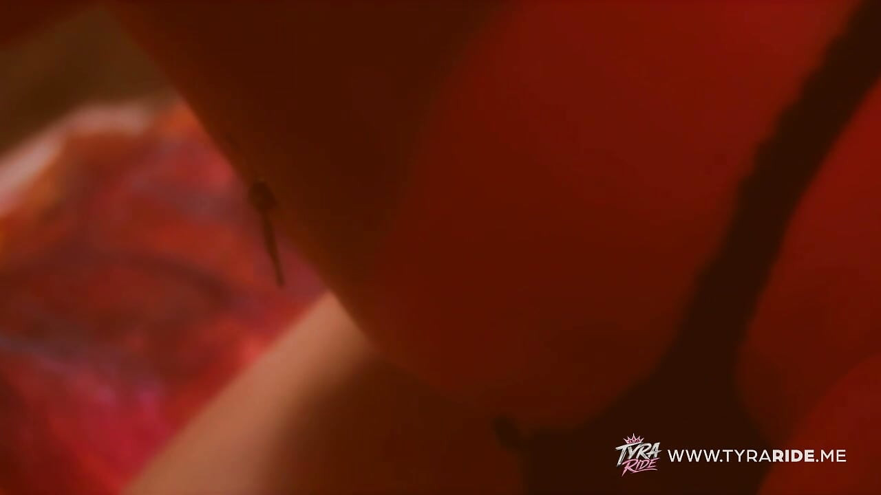 曲線玲瓏的內衣女同性戀者，乳頭穿孔的熱氣騰騰