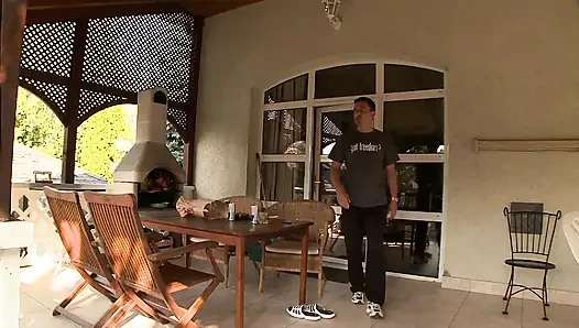 Ateşli Sarışın Komşu Oturma Odasında Sert Sikiliyor