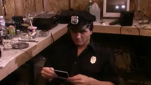 Две идеальные крошки здесь, чтобы угодить полицейскому вместе