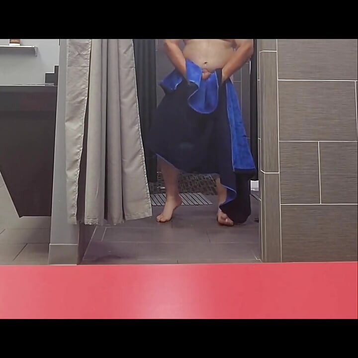 Am fost prinsă în dușul și vestiarul sălii de sport
