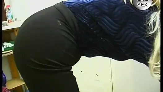 Pelacur dewasa pirang mengobel memeknya dan mengebornya dengan lilin