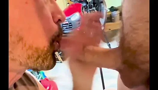 İnşaat üvey babası arkadaşıyla garajda eğleniyor