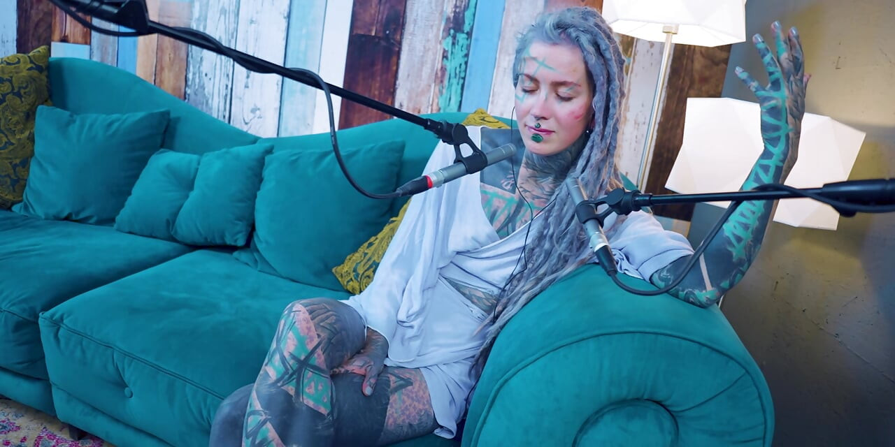 Eu falo sobre J - Jelousy - asmr podcast SFW falando gótica magrinha dreadlocks tatuagem modelo tatuada menina
