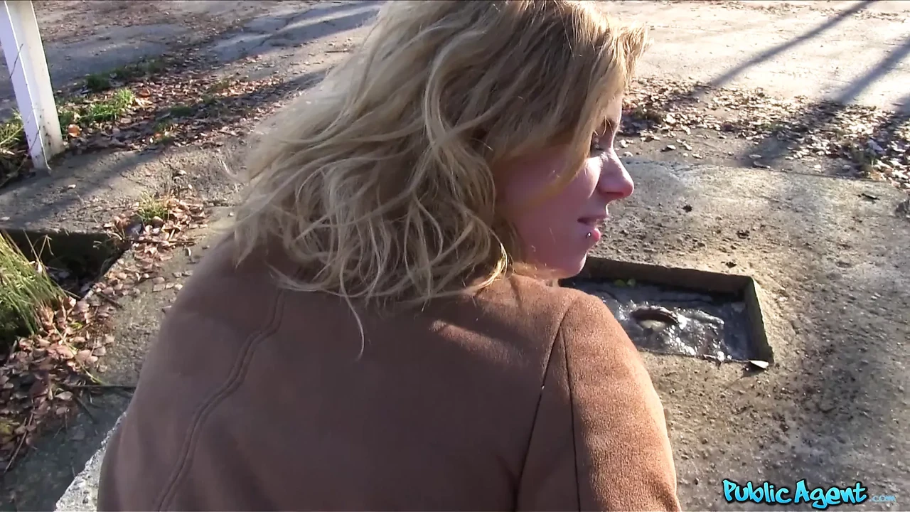 Public Agent, Grateful Babe shows her Gratitude with a Suck