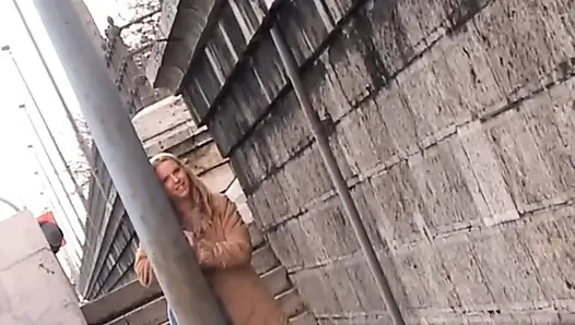 Dieses Schöne Vollbusige Mädchen Masturbiert Auf Der Straße Und Gibt Zu Hause Einen Blowjob