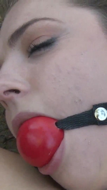 Emotional moment from "Cindy wacht nackt und gefesselt im freien auf"