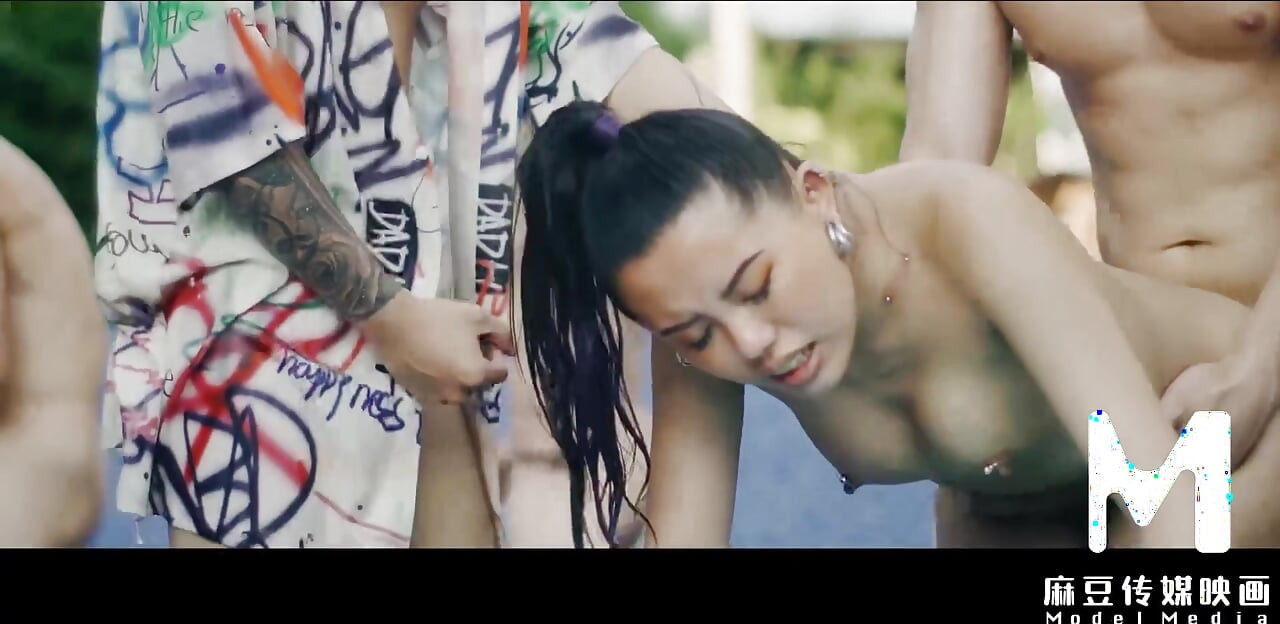 ModelMedia Asia - Trzy seksowne dziewczyny w bikini uprawiają grupową orgię przy basenie