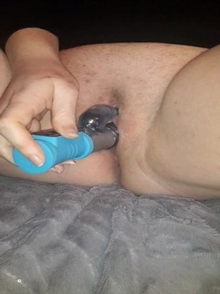 Tante vibriert mit Dildo