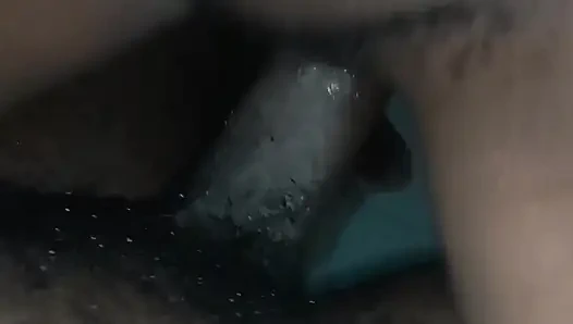 Südafrikanisches mädchen reitet klempner-mann