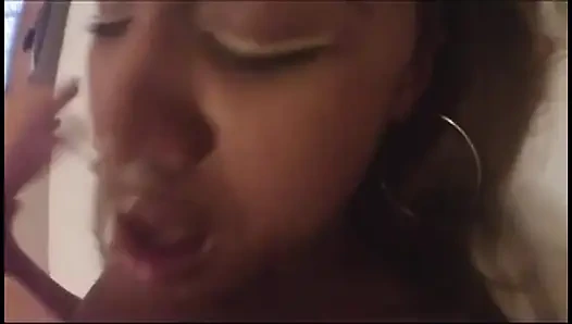 Schwarze schlampe liebt den weißen harten schwanz in ihrer muschi!