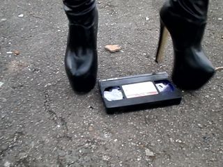 발 뒤꿈치와 플랫폼이 있는 크러시 비디오 카세트