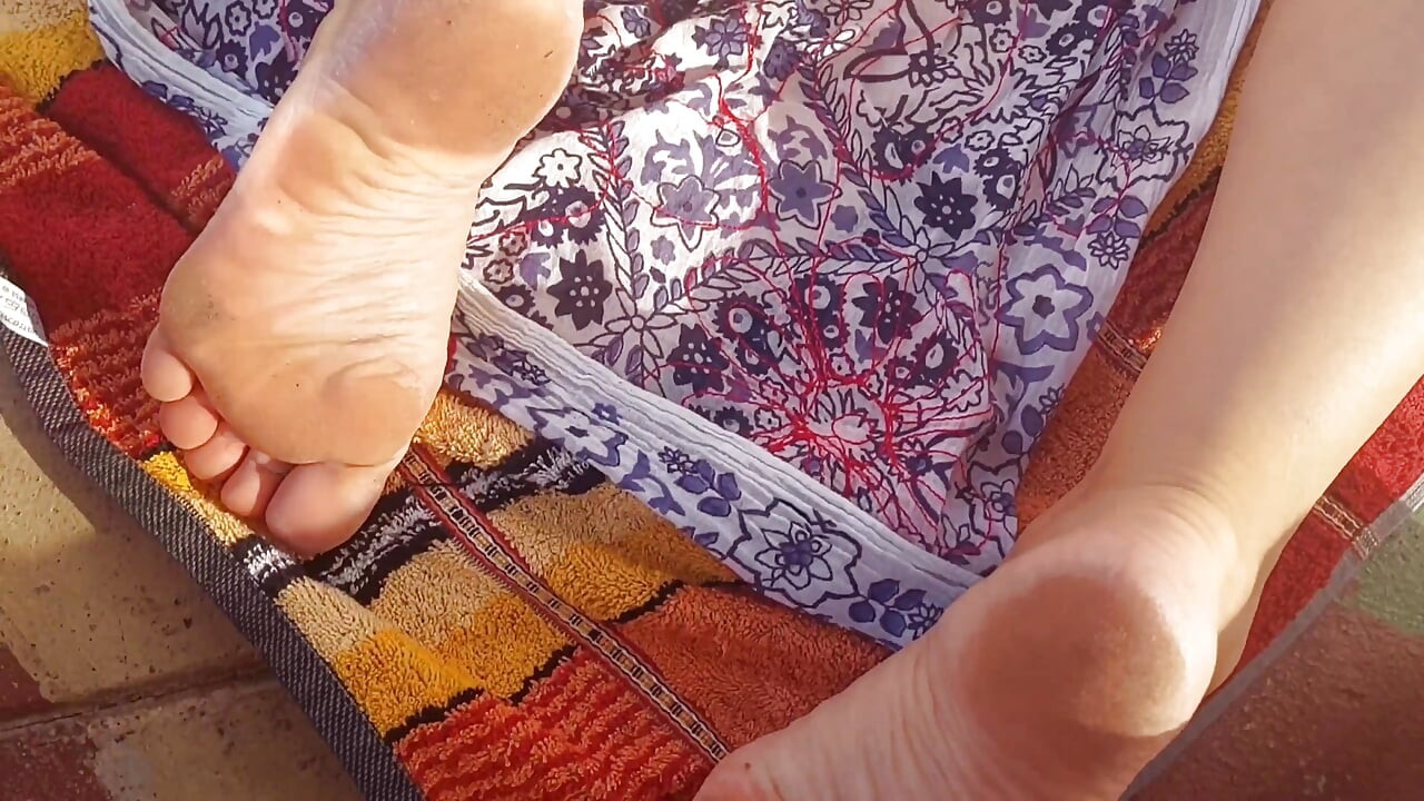 Selena의 야외 포즈와 발 숭배