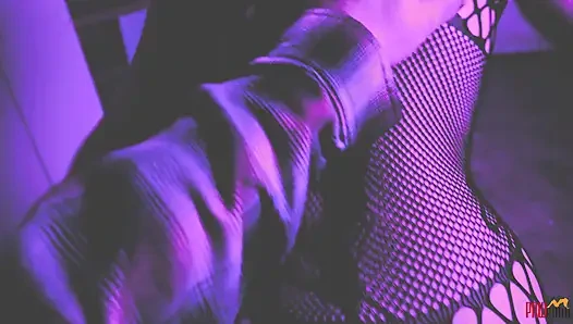 Kapana kısılmış sürtük soyunuyor ve tutsakları emiyor