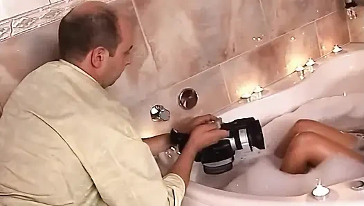 Дикий хардкорный трах в ванне, машине и на улице