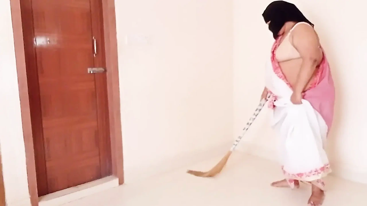 Mẹ kế Ả Rập quét phòng theo phong cách Ấn Độ saree sau đó con trai riêng nhìn thấy dáng người bbw của cô ấy & trở nên nóng bỏng sau đó đụ
