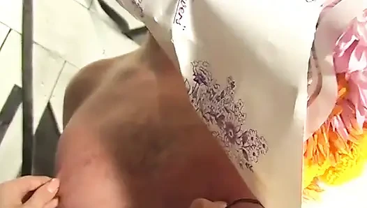 BDSM-herrin in schenkelhohen seilt das gesicht des typen mit halsband und zieht seinen gefesselten schwanz