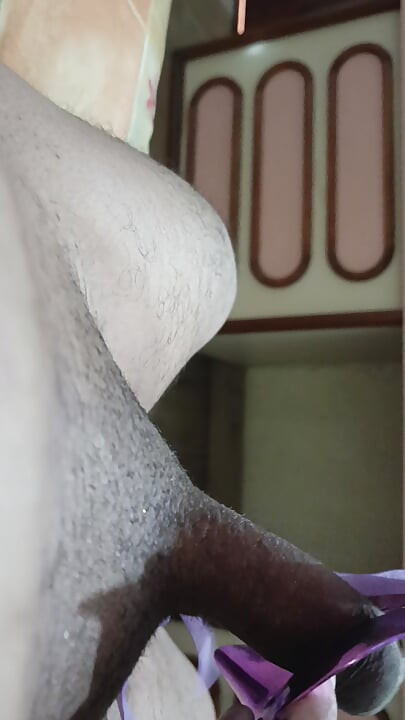ฉันช่วยตัวเองในห้องฉันสวมหน้ากากที่ฉูดฉาดมากจนควยของฉันเริ่มแข็ง