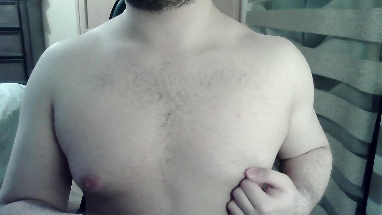 Muskularny camboy pręży mięśnie i przysiaduje