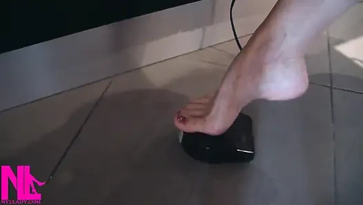 Dikiş makinemde yalınayak dikiyorum